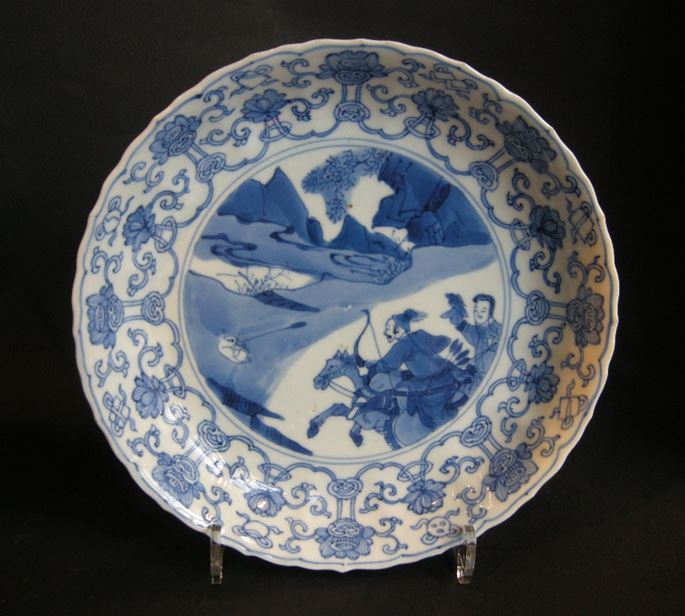 Dish porcelain blue and white decorated with hunting scene - Kangxi period | MasterArt